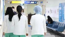 Bác sĩ thực tập trở lại bệnh viện, khủng hoảng y tế tại Hàn Quốc được khắc phục