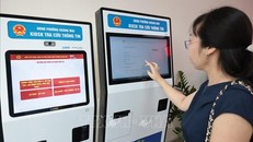 Người dân lấy số làm thủ tục hành chính tại bộ phận phục vụ hành chính công của UBND phường Hoàng Mai, số 6 phố Bùi Huy Bích (Hà Nội). Ảnh: Trần Việt/TTXVN.