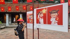 Triển lãm được tổ chức tại di tích Văn Miếu - Quốc Tử Giám nên cũng thu hút nhiều du khách quan tâm đến sự kiện.