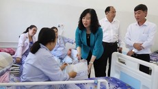 Bộ trưởng Y tế Đào Hồng Lan thăm bệnh nhân đang điều trị tại Trung tâm Y tế Quân Dân y Côn Đảo. Ảnh: TTXVN.