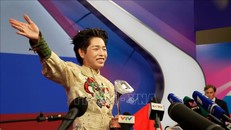 Đức Phúc trả lời họp báo sau khi giành cúp Intervision 2025. Ảnh: Trần Hải/TTXVN.