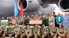 Các chiến sỹ lực lượng gìn giữ hòa bình Liên hợp quốc của Việt Nam chuẩn bị xuất quân. Ảnh: Xuân Khu/TTXVN.