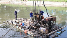 Công nhân khoan thăm dò để chỉnh trang, cải tạo hai bên bờ sông Tô Lịch.