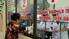 Người dân đăng ký khám, chữa bệnh bằng thẻ bảo hiểm y tế.