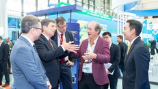 Chủ tịch FIATA Turgut Erkeskin cùng đại diện các hiệp hội, doanh nghiệp... hàng đầu thế giới tham quan gian trưng bày của Việt Nam SuperPort™ tại sự kiện.
