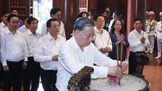 Tổng Bí thư Tô Lâm dâng hương tưởng nhớ Chủ tịch Hồ Chí Minh tại Nghệ An