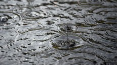 Phát hiện vi nhựa trong nước mưa