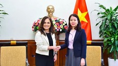 Thứ trưởng Nguyễn Minh Hằng và Thứ trưởng Ngoại giao Chile Gloria de la Fuente. (Nguồn: Báo Thế giới & Việt Nam)