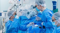 Ca phẫu thuật tách mạch máu chèn ép ra khỏi dây thần kinh số VII dưới kính vi phẫu