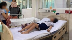 Một bệnh nhân đang được chăm sóc tại bệnh viện vì ngộ độc đất nặn