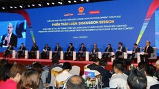 Các đại biểu tham gia phiên thảo luận tại sự kiện Diễn đàn Nhịp cầu phát triển 2021