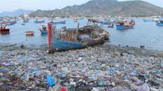Bờ biển Ninh Thuận đang bị rác thải nhựa 'nhấn chìm' 