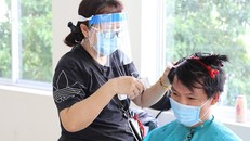 Hàng trăm y bác sĩ bệnh viện Chợ Rẫy được 'xuống tóc' miễn phí