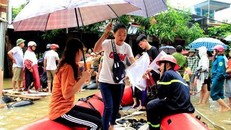 Các sĩ tử vùng cao vượt lũ đi thi THPT Quốc gia 2018