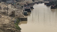 Bến bãi xây dựng cầu cảng lộn xộn theo kiểu mạnh ai nấy làm.