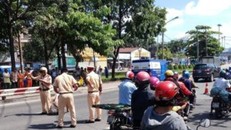 Nam thanh niên bị ô tô cán tử vong dưới dốc cầu Bình Triệu