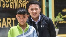 Hai cầu thủ nhí Thái Lan may mắn thoát nạn vào phút cuối.