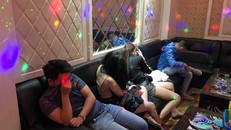 Nhiều nam nữ bị phát hiện sử dụng ma túy khi kiểm tra tại quán Karaoke Kbox rạng sáng 7/7. (Ảnh: Dân việt)