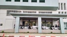 Cổng bệnh viện Prachanukroh - nơi các thành viên đội bóng điều trị. (Ảnh: Hoàng Việt)