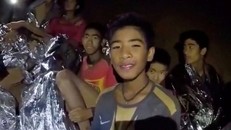 Các cầu thủ đội bóng thiếu niên Thái Lan khi ở trong hang. (Ảnh: Reuters)