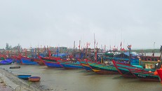 Tàu thuyền neo đậu tại cảng cá Cửa Sót (Hà Tĩnh) trưa ngày 18/7. (Ảnh: Đức Hùng)