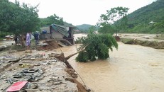 Mưa lớn khiến nhiều thôn bản ở Nghệ An bị cô lập