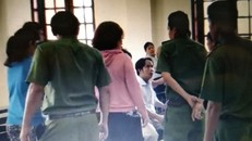 Tạm giữ 2 đối tượng hành hung kiểm sát viên và phóng viên tại tòa