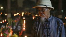 Ảnh: Cha bạc râu lặng lẽ thăm mộ con trai giữa nghĩa trang liệt sĩ