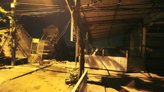 Nhiều nhà cao tầng ở Hòa Bình bị đổ xuống sông Đà. (Ảnh: Dân sinh)