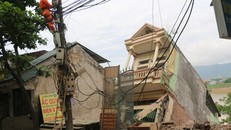 35 hộ dân di chuyển đồ đạc ra khỏi vùng sạt lở sông Đà