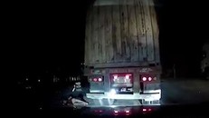 Container bỏ chạy sau khi kéo lê người cùng phương tiện trong đêm