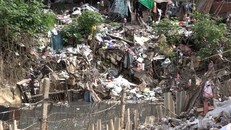 Rác thải ngập chân cầu Long Biên