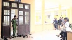 Công an thị xã Quảng Trị có mặt tại Bệnh viện Triệu Hải để điều tra vụ 1 thai nhi tử vong. (Ảnh: Tiền phong)