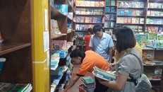 Nhiều phụ huynh vẫn chưa mua đủ sách cho con khi năm học mới đang đến gần. (Ảnh: Phan Anh)