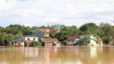 Lũ lớn giữa trời nắng chang chang ở Nghệ An. (Ảnh: Nguyễn Duy)