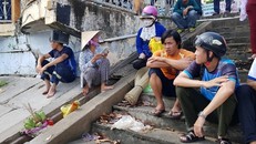 Người nhà nữ sinh thất thần vì hành động dại dột của cô bé. (Ảnh: Hàm Yên)