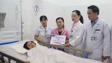 Bệnh viện trao tiền hỗ trợ cho bệnh nhân Kim Oanh. (Ảnh: Thanh Trần)
