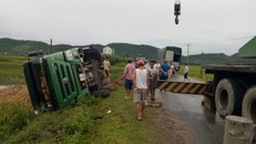Tránh xe ngược chiều, xe chở cát lao xuống ruộng