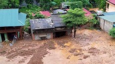 Bùn đất trôi vào nhà dân. (Ảnh: Zing.vn)