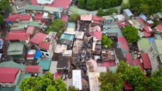 Toàn cảnh dãy nhà cháy rụi bên đường Đê La Thành nhìn từ trên cao