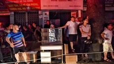 Cháy cả dãy nhà, dân phố Đê La thành ngủ đêm ở Nhà văn hóa