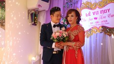 Cận cảnh đám cưới của cô dâu 61 và chú rể 26 tuổi