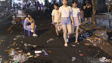 Cảnh khó tin dưới mũi giày hotgirl lượn Trung thu phố cổ