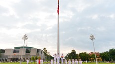 Cờ Tổ quốc treo rủ trước lăng Chủ tịch Hồ Chí Minh ngày quốc tang