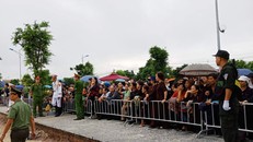 Người dân đội mưa chờ đón linh cữu Chủ tịch nước tại quê nhà