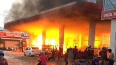 Cây xăng cháy dữ dội kèm nổ lớn, nhiều người vứt xe tháo chạy