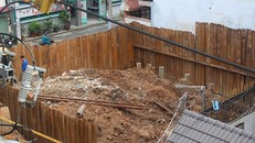 Hiện trường công trình đang bị niêm phong để chờ lực lượng rà soát bom mìn. 