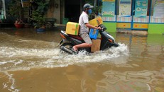 Đường Sài Gòn ngập sâu 3 ngày, nước chưa rút