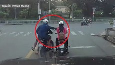 Hai thanh niên giật điện thoại 'nhanh như chớp' của cô gái dừng đèn đỏ