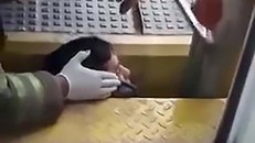 Giải cứu người đàn ông bị ngã kẹt đầu giữa đường ray và sân ga